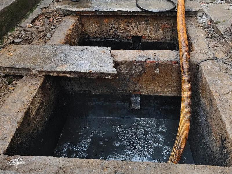 紫金小营清理化粪池